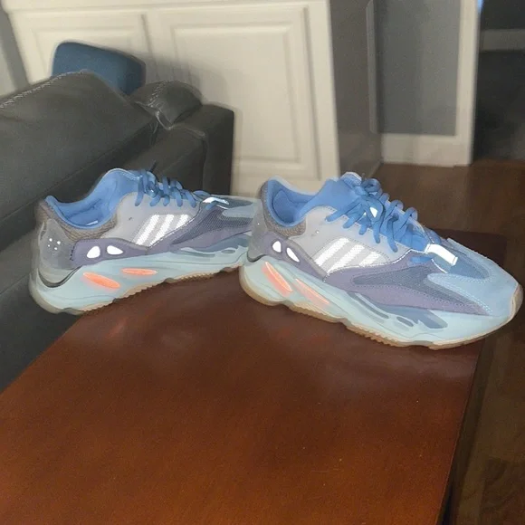 Yeezy 700 v1 Carbon Blue - Picture 4 of 6